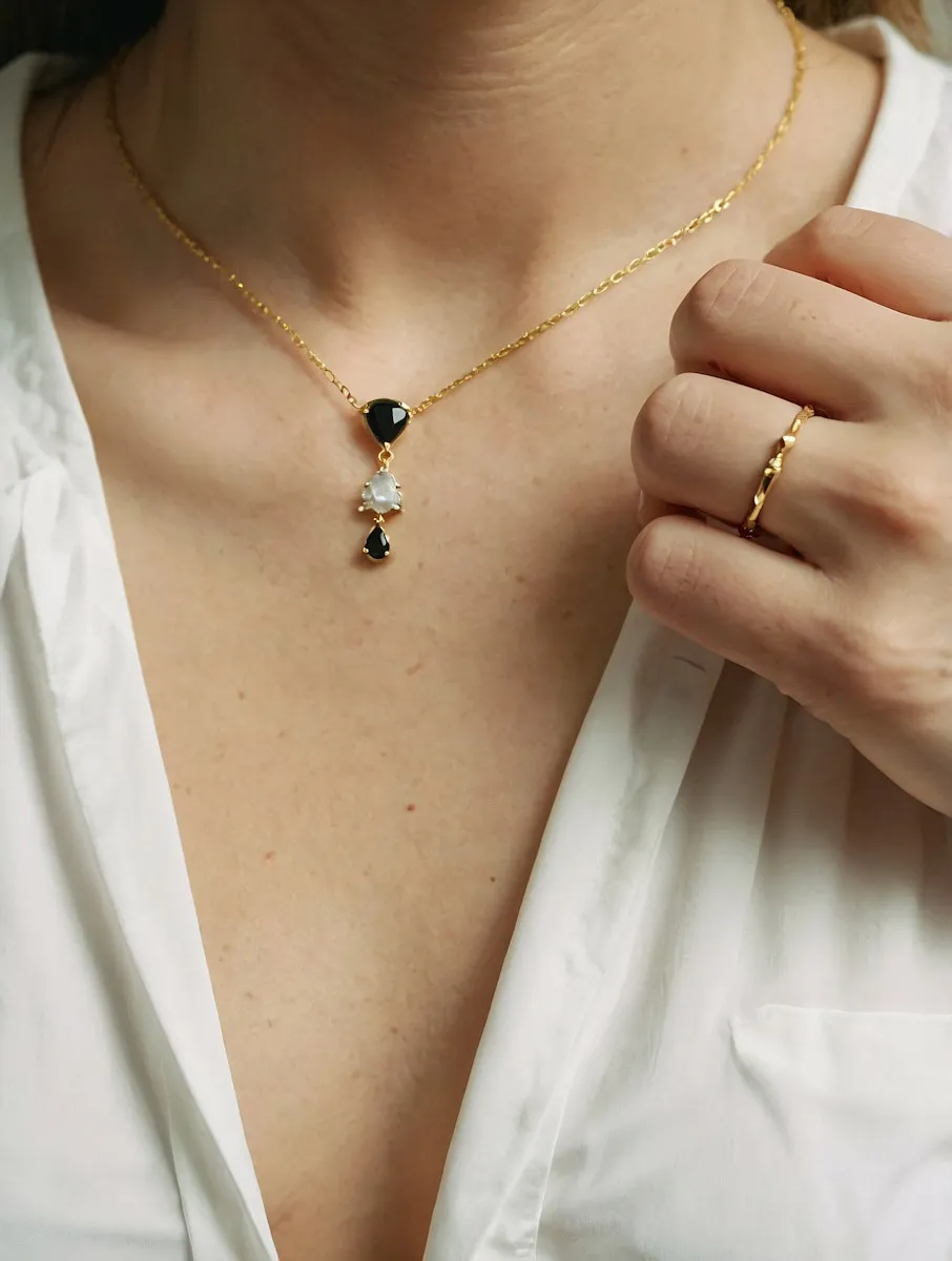 Gros plan d'une personne portant un collier élégant.